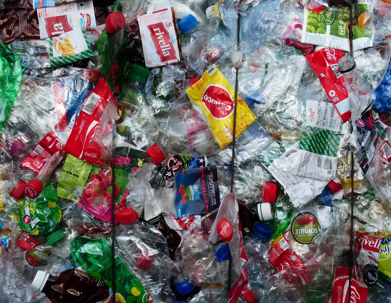 Bottiglie di plastica in un centro di raccolta